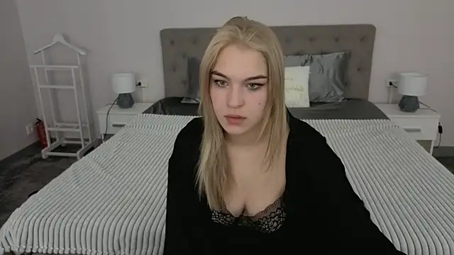 Snapshot of AlinaLiii chatting on March 2026 06:19:02 AM AlinaLiii online show from March 2026 06:19:02 AM