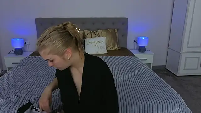 Snapshot of AlinaLiii chatting on April 2026 05:36:01 PM AlinaLiii online show from April 2026 05:36:01 PM