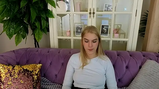 Snapshot of AlinaLiii chatting on April 2026 07:30:02 PM AlinaLiii online show from April 2026 07:30:02 PM