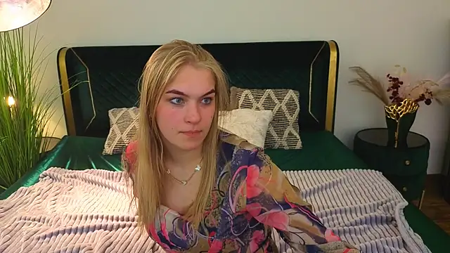 Snapshot of AlinaLiii chatting on April 2026 12:56:01 PM AlinaLiii online show from April 2026 12:56:01 PM