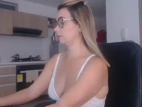 LovePaula online show from February 2025 10:49:02 PM