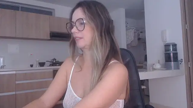 LovePaula online show from April 2026 10:32:01 AM