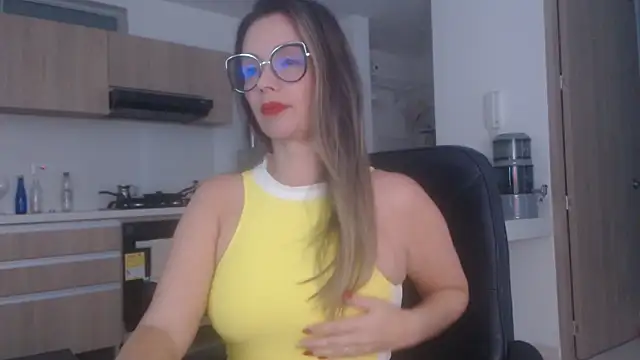 Snapshot of LovePaula chatting on June 2026 11:45:02 AM LovePaula online show from June 2026 11:45:02 AM