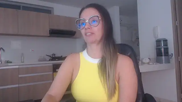 Snapshot of LovePaula chatting on June 2026 02:45:02 AM LovePaula online show from June 2026 02:45:02 AM