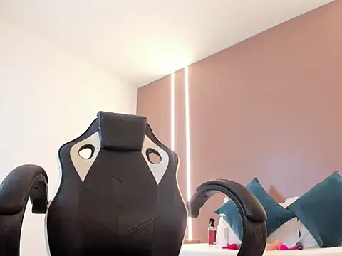 zoee zi online show from March 2026 08:36:02 PM