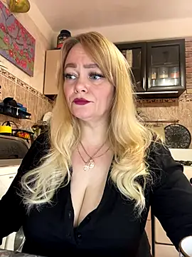 Snapshot of Sweet-blonde chatting on October 2025 09:43:02 AM Sweet-blonde online show from October 2025 09:43:02 AM