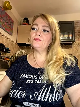 Snapshot of Sweet-blonde chatting on October 2025 11:40:01 PM Sweet-blonde online show from October 2025 11:40:01 PM