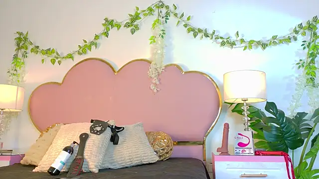 NaiaWhisper online show from October 2025 06:12:01 AM