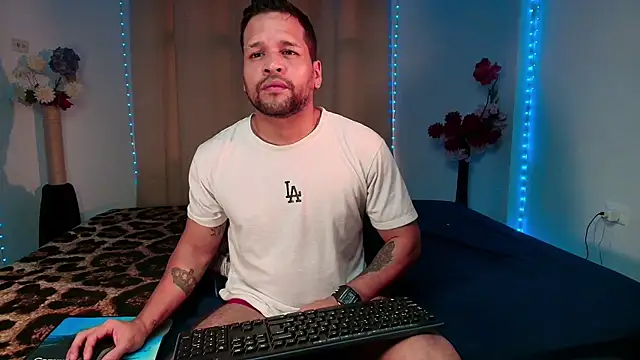 LucasGaeel online show from April 2026 12:10:01 PM