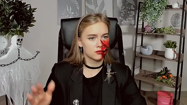 JuneWoods online show from October 2025 09:39:01 AM