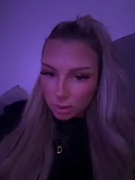 Snapshot of blondeeee chatting on May 2026 05:40:02 PM blondeeee online show from May 2026 05:40:02 PM