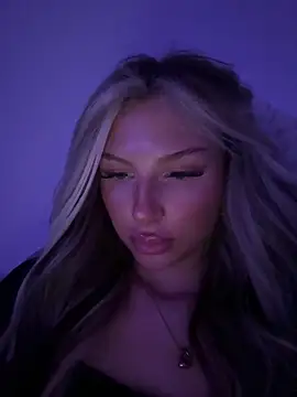 Snapshot of blondeeee chatting on May 2026 05:31:02 PM blondeeee online show from May 2026 05:31:02 PM