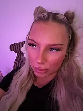 Snapshot of blondeeee chatting on July 2026 03:34:02 PM blondeeee online show from July 2026 03:34:02 PM