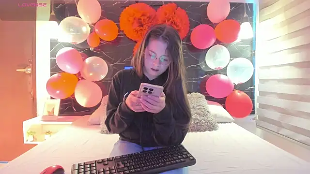 ZOE LE online show from February 2026 12:01:02 PM