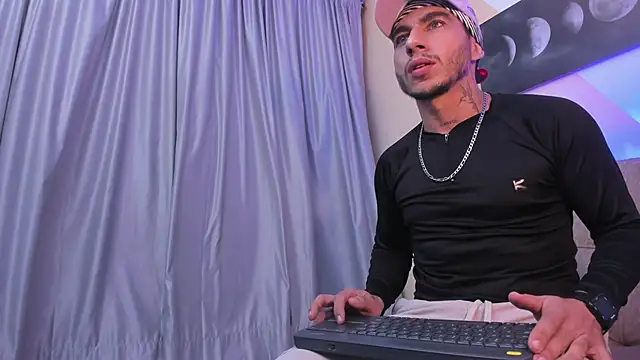 Taylor Lewiis online show from October 2025 04:19:02 AM