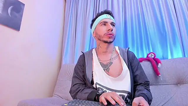 Taylor Lewiis online show from October 2025 03:50:01 AM