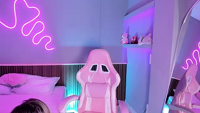 Athenea  fox online show from April 2026 12:01:01 PM