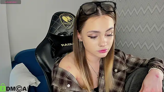 KarinaBroks online show from November 2025 01:00:02 PM