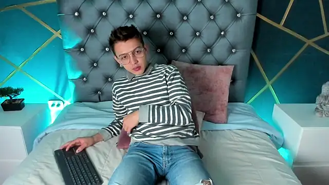 Lian Miller1  online show from October 2025 12:22:02 PM