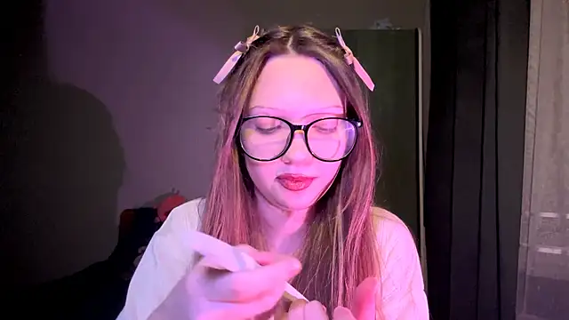 EmiIyKitty online show from November 2025 07:46:01 PM