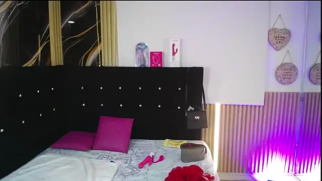 chloe  Jones  online show from April 2026 01:01:01 PM