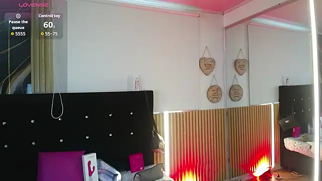 chloe  Jones  online show from April 2026 01:05:02 PM