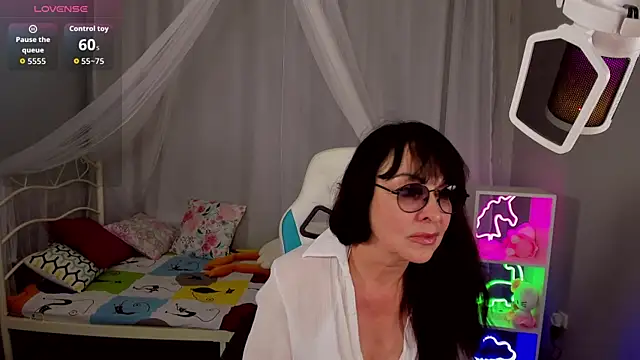 LindaRomero online show from September 2025 03:28:02 PM