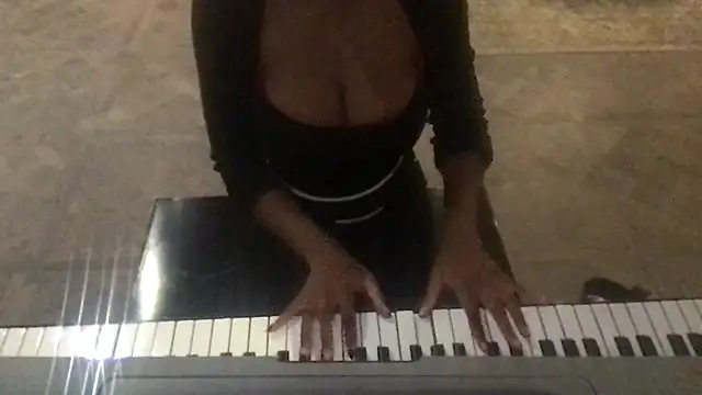 tia   fox online show from November 2025 09:33:01 AM