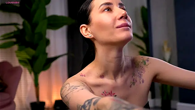 SerenaVelour online show from November 2025 11:01:02 AM