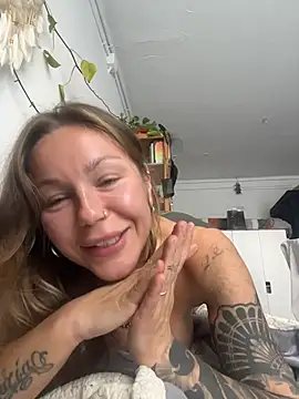 MiraLuna online show from November 2025 12:06:01 PM