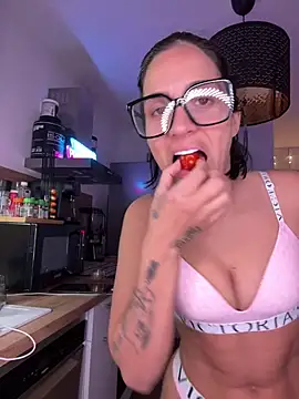 LaPetiteKim online show from April 2026 07:10:01 PM