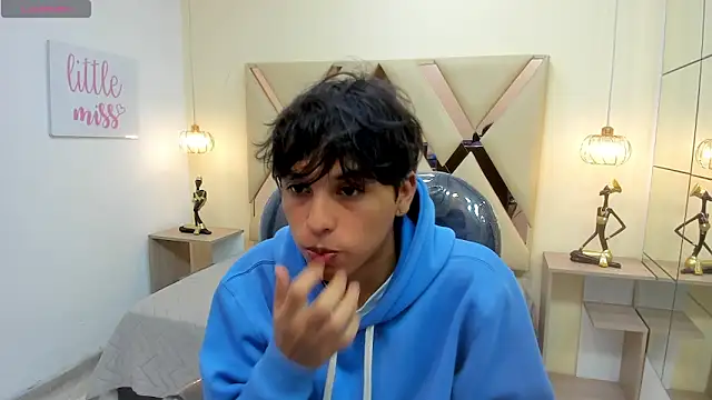 Snapshot of StiwenTwink chatting on February 2026 01:05:01 PM StiwenTwink online show from February 2026 01:05:01 PM