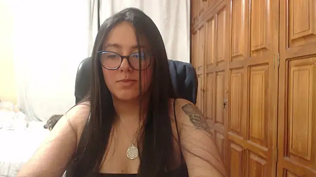 Snapshot of Venus_cat_ chatting on April 2026 04:37:01 AM Venus cat online show from April 2026 04:37:01 AM