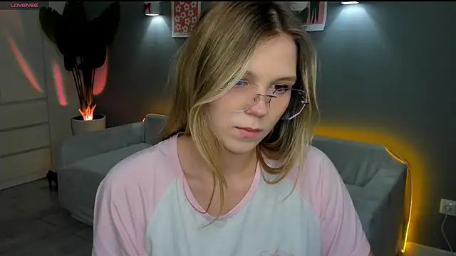 Snapshot of linakorvin chatting on October 2025 01:11:02 PM linakorvin online show from October 2025 01:11:02 PM