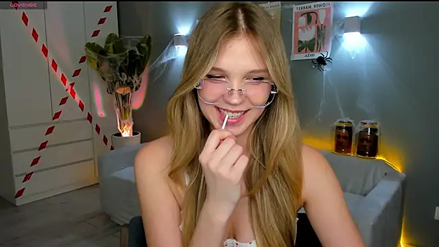 Snapshot of linakorvin chatting on October 2025 01:15:02 PM linakorvin online show from October 2025 01:15:02 PM