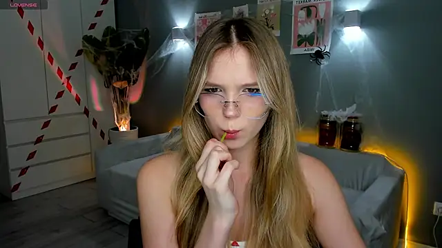 Snapshot of linakorvin chatting on October 2025 01:24:02 PM linakorvin online show from October 2025 01:24:02 PM