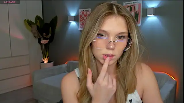 Snapshot of linakorvin chatting on December 2025 01:31:02 PM linakorvin online show from December 2025 01:31:02 PM