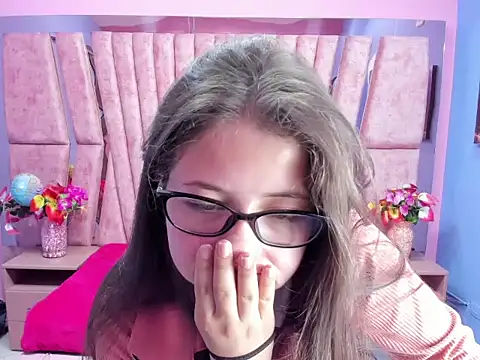 sarah sweett  online show from October 2025 01:42:02 PM