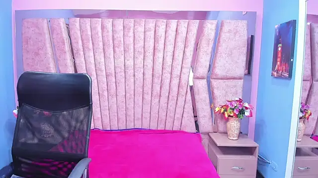 sarah sweett  online show from October 2025 01:19:01 PM