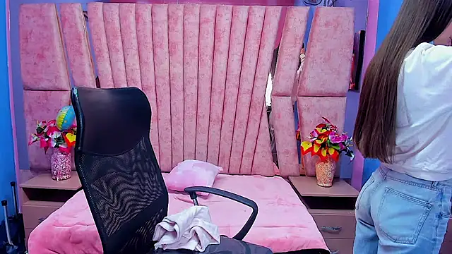 sarah sweett  online show from February 2026 02:46:02 PM