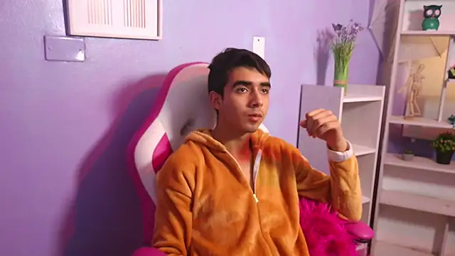 Hottie Guy online show from October 2025 06:15:01 PM