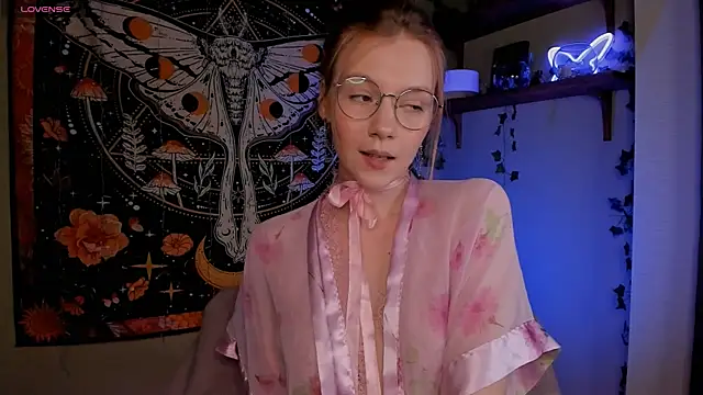 lyra thenymph online show from October 2025 01:34:02 PM