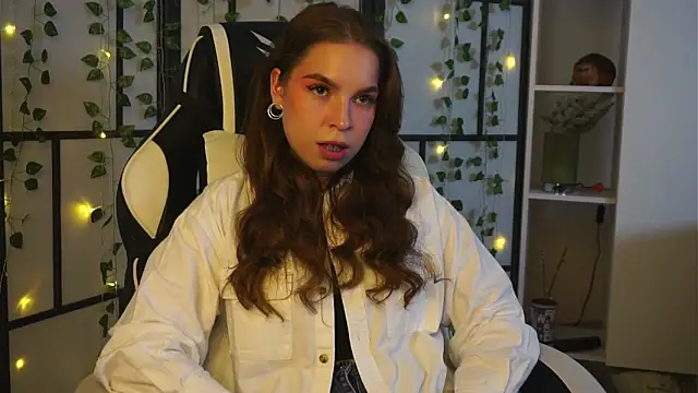 Snapshot of ToniaRoehr chatting on October 2025 05:32:02 PM ToniaRoehr online show from October 2025 05:32:02 PM