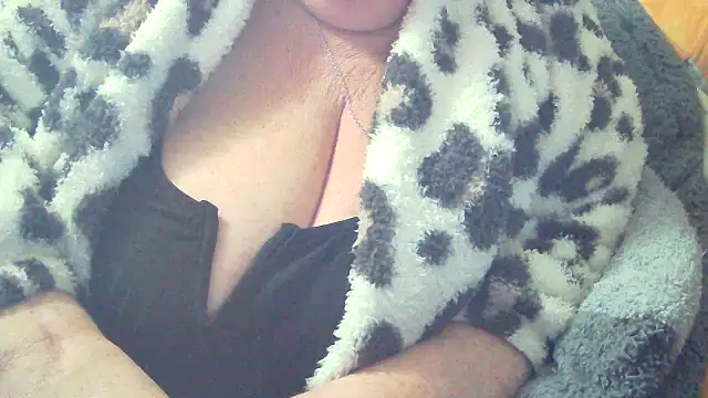 Playful MILF Demi online show from December 2025 07:52:01 PM