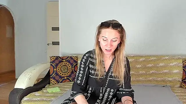 Snapshot of Amalia_Mio chatting on June 2026 08:28:02 AM Amalia Mio online show from June 2026 08:28:02 AM