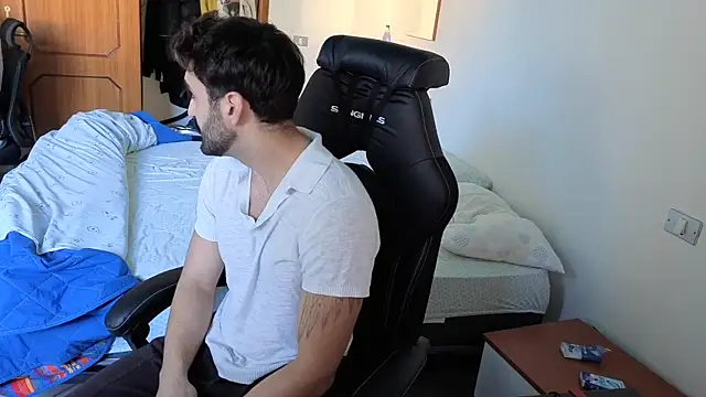 Al3xox02 online show from April 2026 12:35:02 PM