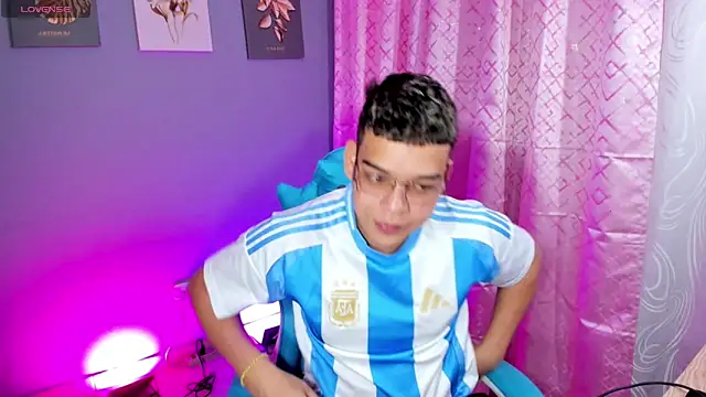 Snapshot of alex_boyy chatting on October 2025 01:04:02 AM alex boyy online show from October 2025 01:04:02 AM