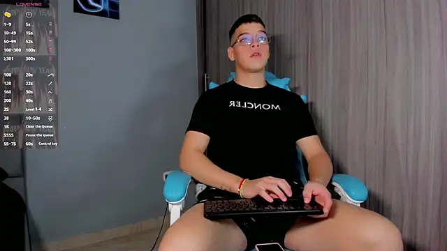 Snapshot of alex_boyy chatting on October 2025 04:44:02 AM alex boyy online show from October 2025 04:44:02 AM