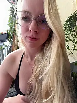 LinaLeana online show from April 2026 11:33:01 AM