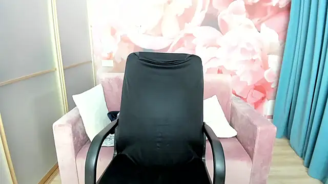 Snapshot of AlinaMoor chatting on February 2026 04:19:02 AM AlinaMoor online show from February 2026 04:19:02 AM